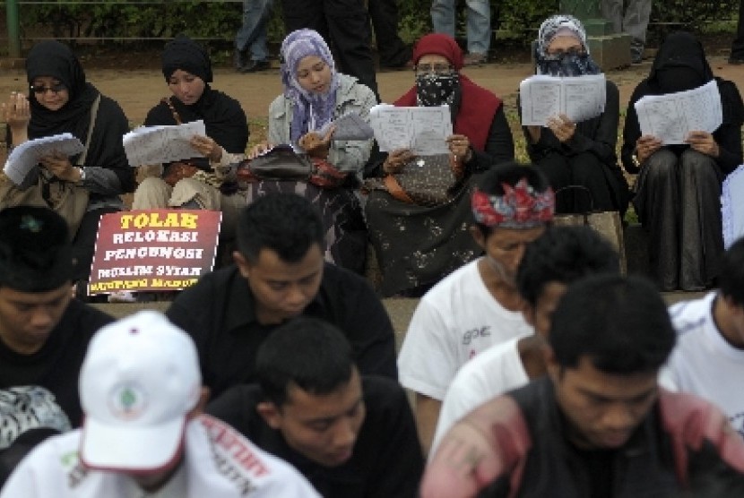 Jamaah Syiah menggelar demo di depan Istana Merdeka, Jakarta, Sabtu (6/7).