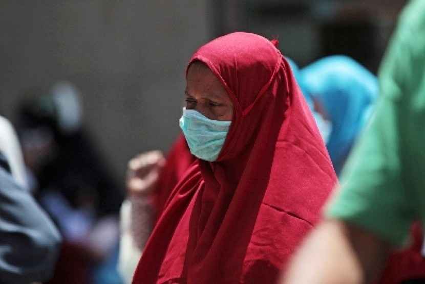 Seorang perempuan tampak mengenakan masker untuk menghindari virus MERS