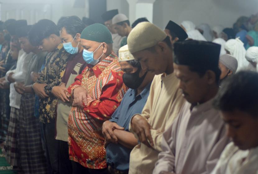 Jamaah Tarekat Naqsabandiyah di Mushalla Baitul Makmur, Padang, Sumatra Barat (ilustrasi). Naqsabandiyah tetapkan Idul Adha dengan metode internal mereka  