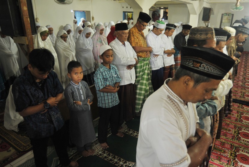 Jamaah tarekat Naqsyabandiyah di Padang sudah merayakan Idul Fitri hari ini (1/5/2022).