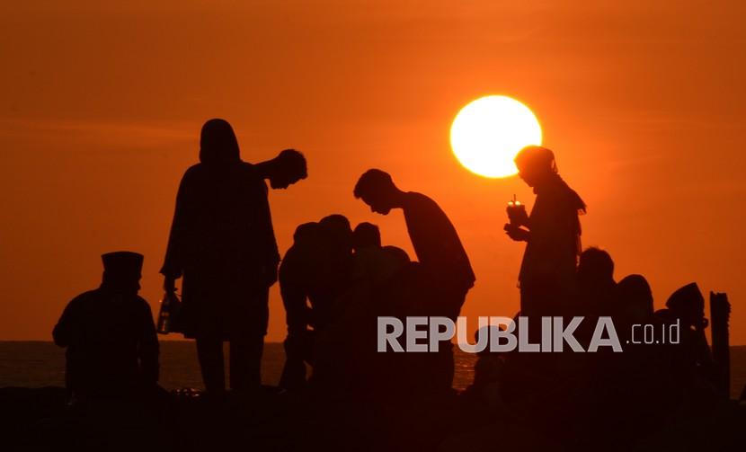 Jamaah Tarekat Syattariyah melakukan tradisi menilik bulan (hilal), di Pantai Ulakan, Padangpariaman, Sumatera Barat, Rabu (14/4/2021). Sebagian Jamaah Syattariyah Sumbar menentukan jatuhnya 1 Ramadhan dengan menilik bulan menggunakan mata telanjang di pantai berdasarkan penghitungan hisab takwim khamsiah, dan mereka akan mulai berpuasa pada Kamis (15/4/2021).