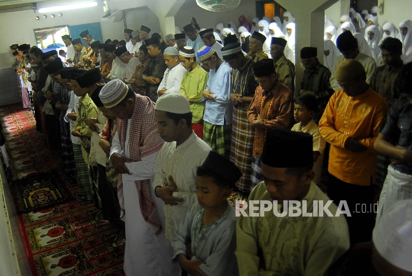 Tarekat di Nusantara yang Ditakuti Penjajah Belanda. Foto ilustrasi: Jamaah tarekat Naqsabandiyah melakukan shalat Idul Fitri di Mushala Baitul Mak