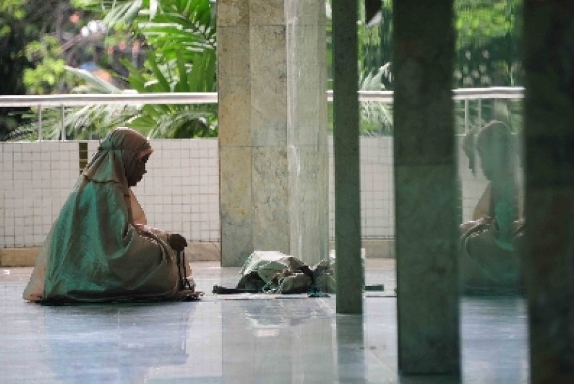 Jamaah tengah beriktikaf di Masjid Agung Sunda Kelapa, Jakarta