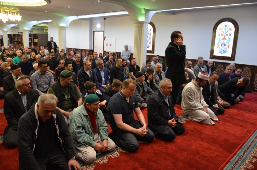 Jamaah tengah menunggu selesainya adzan di sebuah masjid di Denmar,