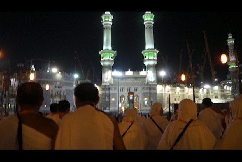 Jamaah umrah akan memasuki Masjidil Haram, Makkah, Arab Saudi.
