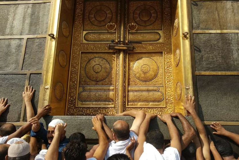 Jamaah umrah berebut mendekati pintu Ka'bah di Madjidil Haram, Makkah, akhir pekan lalu. Dimajukannya musim umrah membuat Kota Sudi Makkah tetap ramai pada akhir musim haji.