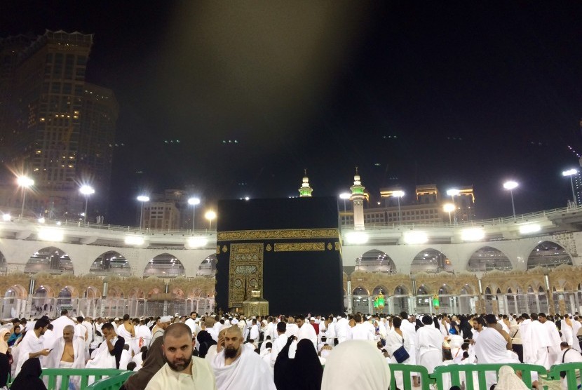 Jamaah umrah dari berbagai negara melebur di Maqom Ibrahim untuk menunaikan shalat sunnah dua rakaat setelah tawaf.