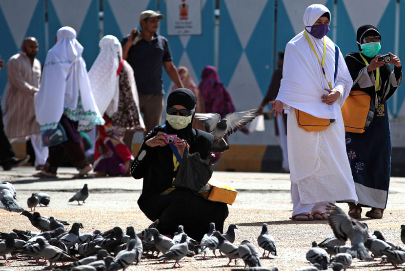  Jamaah umrah di kota suci Makkah, mengenakan masker untuk mencegah tertular virus Middle East respiratory syndrome atau MERS.