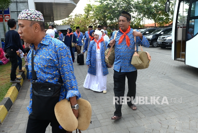 Jamaah umrah First Travel yang tertunda bersiap untuk diberangkatkan ke Tanah Suci di Tangerang, Banten, Senin (1/5).