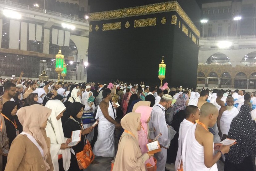 Jamaah umrah melaksanakan tawaf.