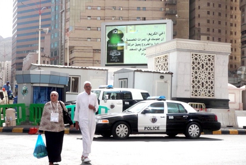 Jamaah umrah sedang berjalan di kawasan Masjidil Haram, Makkah