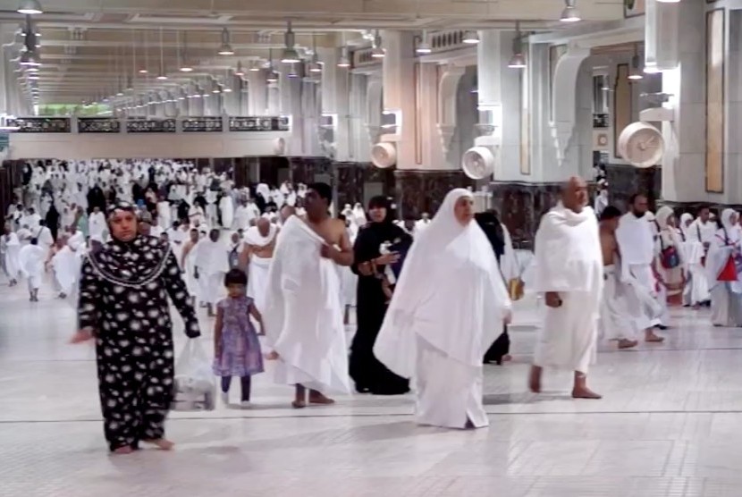 Jamaah umrah sedang melakukan Sa'i di Masjidil Haram, Makkah, Saudi Arabia. (Ilustrasi)