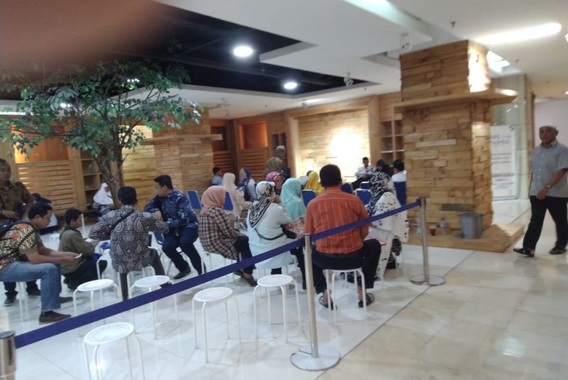 Jamaah Umrah sedang menunggu antrean rekam biometrik di salah satu cabang VFS Tasheel, Blok M, Jakarta Selatan. Jumat (25/1).