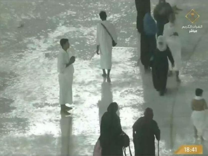 Jamaah umroh berdoa saat badai di Masjidil Haram, Makkah, Agustus 2023.