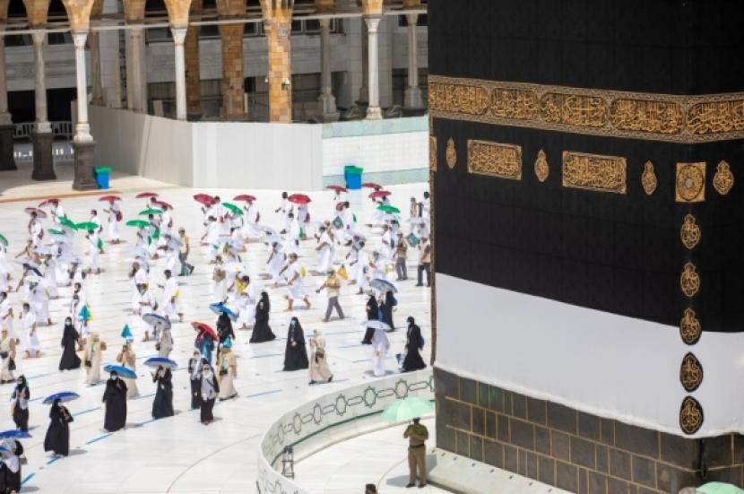 Arab Saudi Izinkan 50 Ribu Jamaah Umroh Selama Ramadhan. Jamaah Umroh melakukan tawaf selama musim pandemi Covid-19.