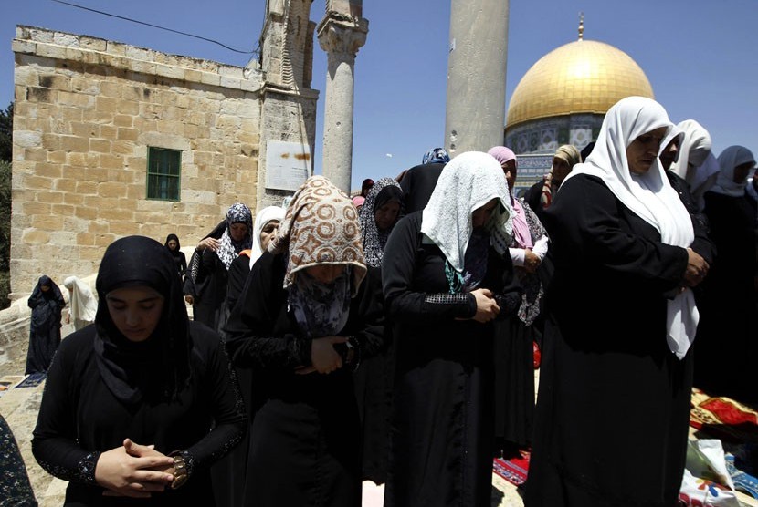 Hukum Sholat Jumat bagi Wanita. Foto: Jamaah wanita Palestina menunaikan Shalat Jumat dekat Kubah Batu di Komplek Masjid AL Aqsa,Yerusalem, Jumat (10/8). (Ammar Awad/Reuters)
