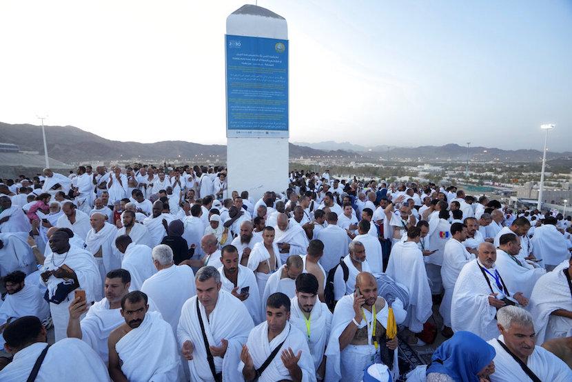 Jamaah haji wukuf di Arafah. Haji merupakan ibadah fisik dan spiritualitas yang agung 