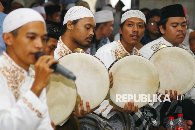 Tradisi pembacaan Barzanji sudah sangat melekat di masyarakat Indonesia. Ilustrasi pembacaan Barzanji