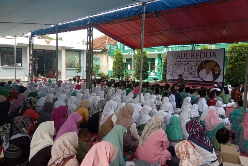 Jamaah yang khusyuk mengikuti haul kedua almarhum Damahuri Zuhri di di halaman Perguruan Bina Ilmu yang terletak di Parung, Bogor, Rabu (2/1)