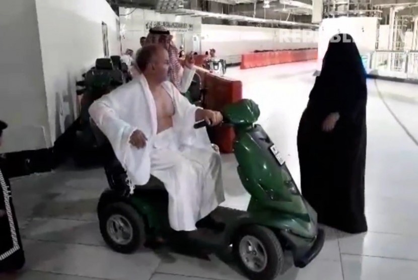 Jamaah yang sedang mengedarai fasilitas skuter di Masjidil Haram, Makkah