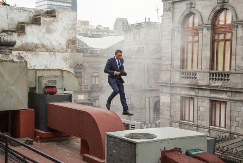 Daniel Craig pemeran James Bond dalam film Spectre