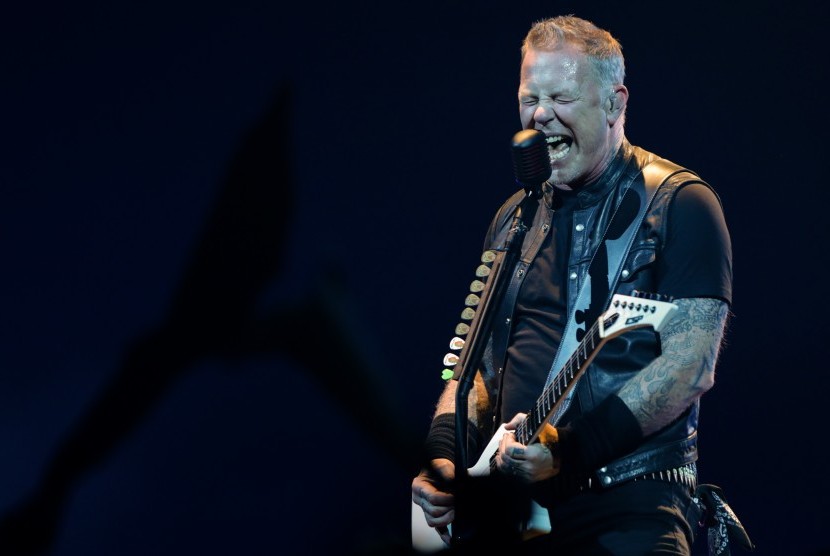 Vokalis Metallica James Hetfield. Memperingati 30 tahun The Black Album, album cover The Metallica Blacklist diluncurkan.