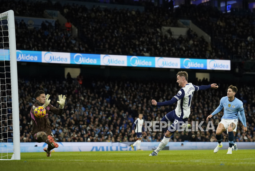 James Maddison dari Tottenham Hotspur (kedua kanan), mencetak gol pembuka dalam pertandingan sepak bola Liga Primer Inggris melawan Manchester City di Stadion Etihad, Manchester, Ahad (24/11/2024) dini hari WIB.