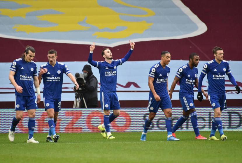 James Maddison (tengah) dan para pemain Leicester City.