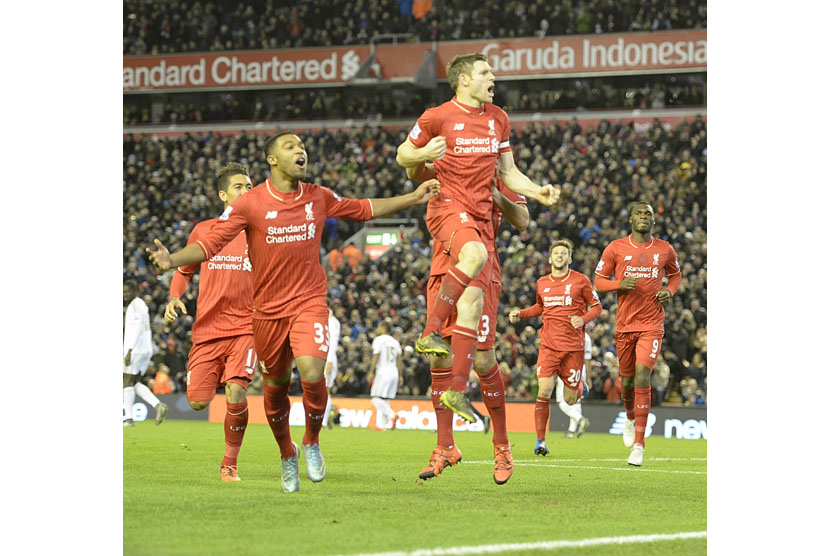 James Milner melakukan selebrasi usai mencetak gol ketika gawang Swansea City. Dalam pertandingan tersebut, Liverpool menang 1-0 atas Swansea di Anfield, Senin (30/11) dini hari WIB