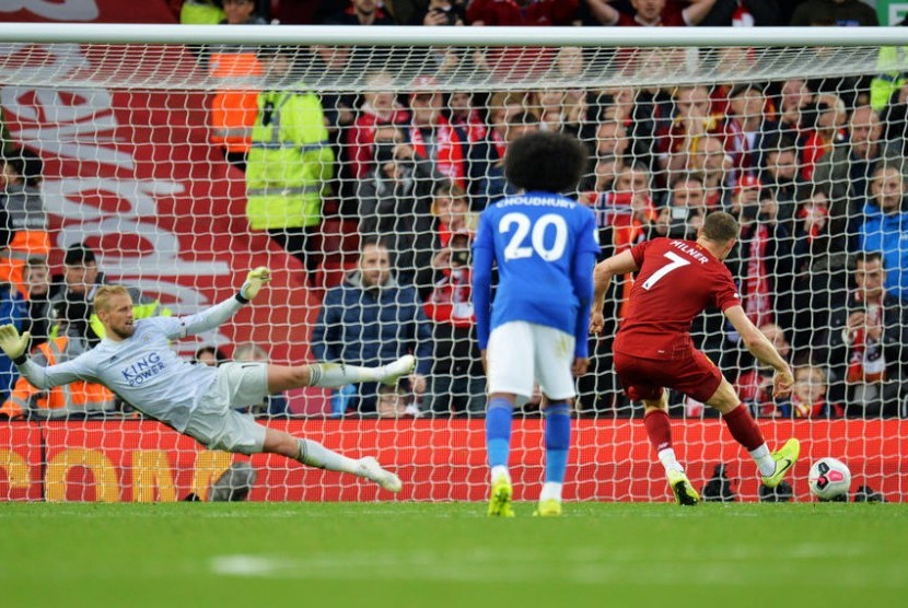 James Milner mencetak gol kemenangan Liverpool atas Leicester City lewat tendangan penalti pada injury time.