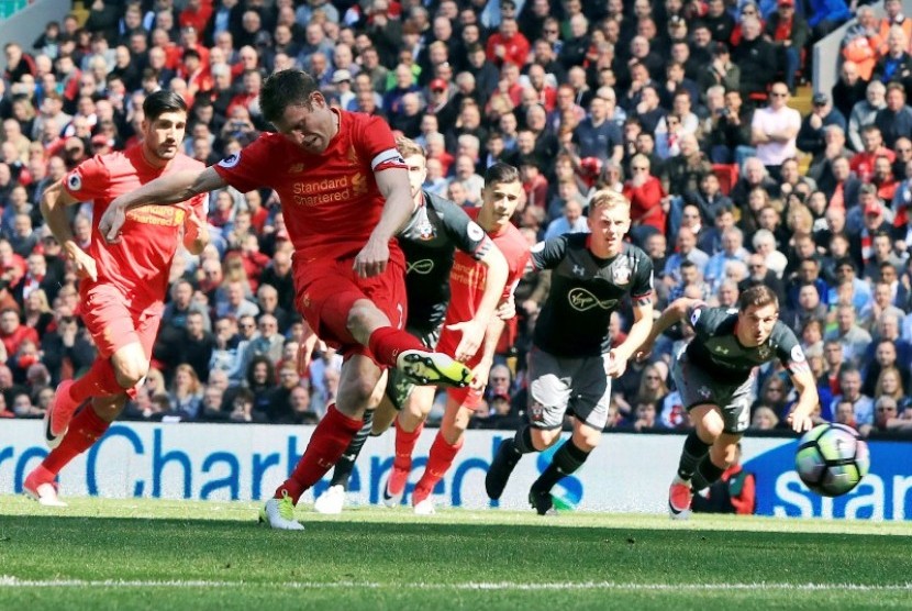 James Milner saat mengeksekusi penalti.