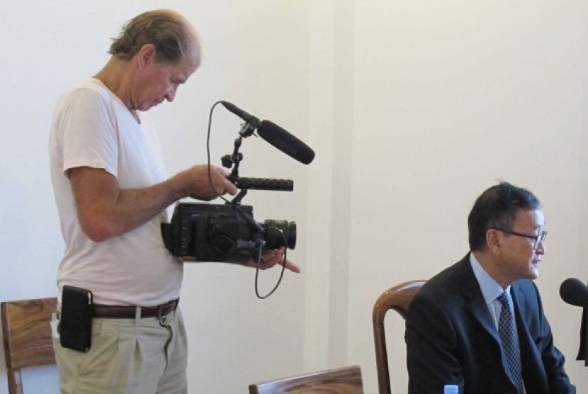 James Ricketson (kiri) membuat film dokumenter mengenai mantan pemimpin oposisi Sam Rainsy.