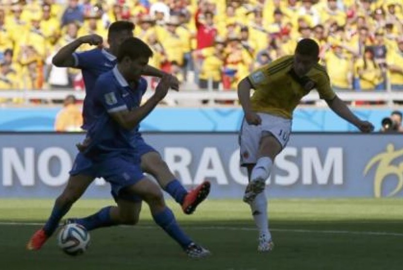 James Rodrigez cetak gol ke gawang Yunani pada laga Grup C yang berkesudahan 3-0. 