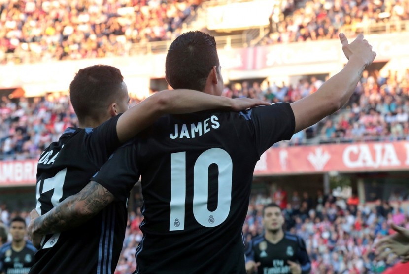 James Rodriguez merayakan golnya ke gawang Granada.