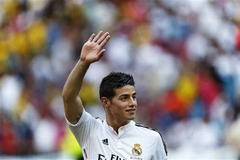 James Rodriguez saat diperkenalkan sebagai pemain Real Madrid di Santiago Bernabeu, Madrid, Selasa (22/7) waktu setempat.