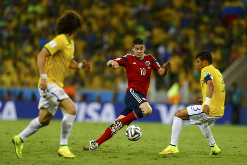 James Rodriguez (tengah)