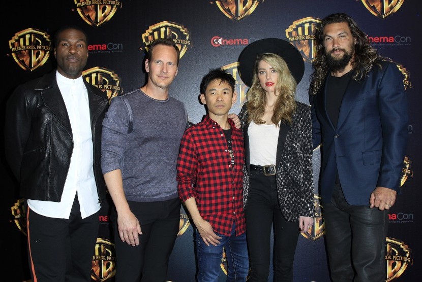 James Wan (tengah) bersama para aktor di film Aquaman.