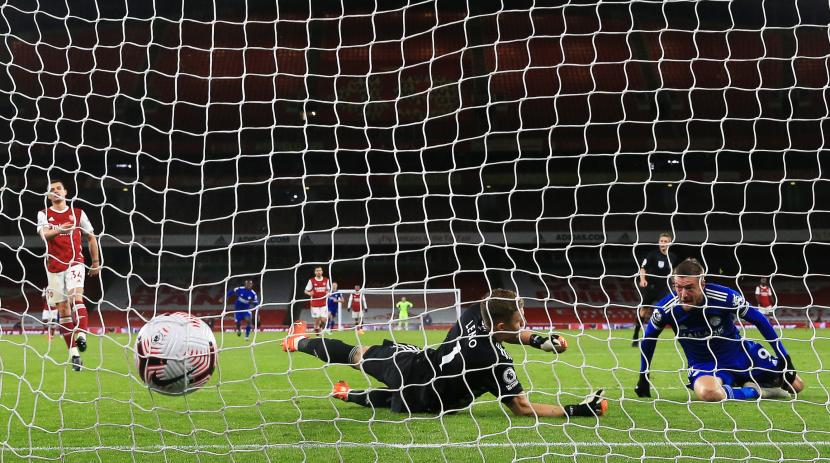 Jamie Vardy (kanan) mencetak gol ke gawang Arsenal saat kedua tim bertemu pada lanjutan Liga Primer Inggris, di Stadion Emirates, Senin (26/10) dini hari WIB.