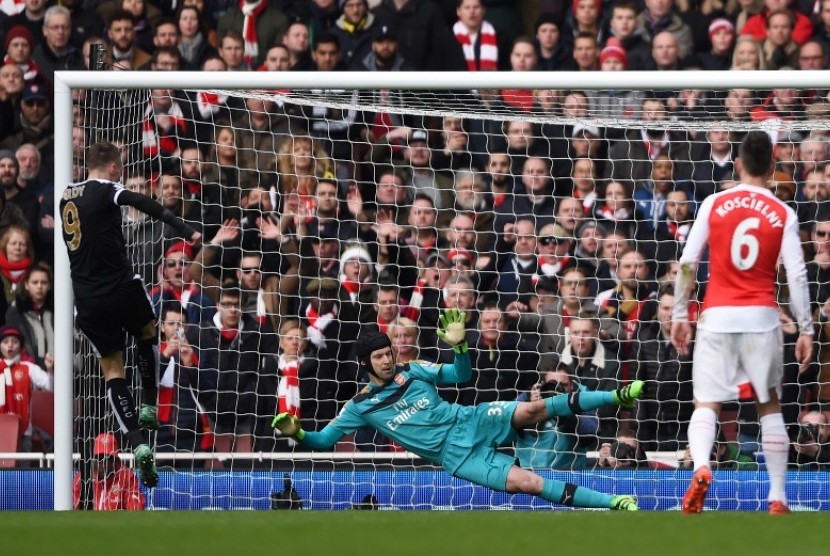 Jamie Vardy (kiri) saat mencetak gol ke gawang Arsenal lewat tendangan penalti.