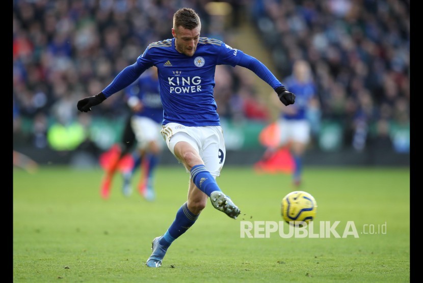 Striker Leicester City Jamie Vardy melepas tendangan. 