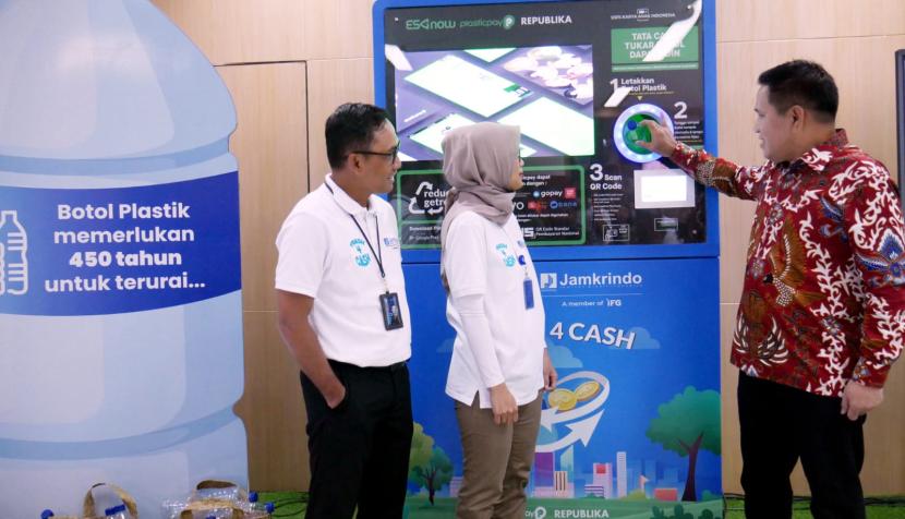Jamkrindo berkolaborasi bersama Plastic Pay dan Republika meluncurkan program Trash4Cash dalam mengelola sampah plastik melalui Reverse Vending Machine (RVM).