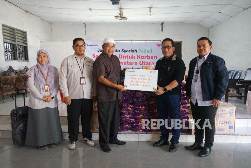 Jamkrindo Syariah berkolaborasi dengan Rumah Zakat untuk menyalurkan bantuan sembako kepada para anak yang terdampak banjir.