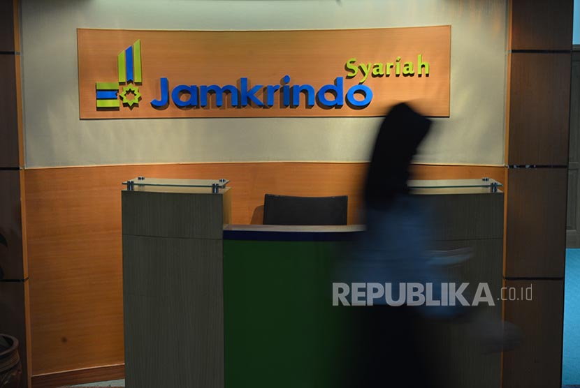 Jamkrindo Syariah: Karyawan Jamkrindo Syariah melintasi koridor kantornya di Jakarta. 