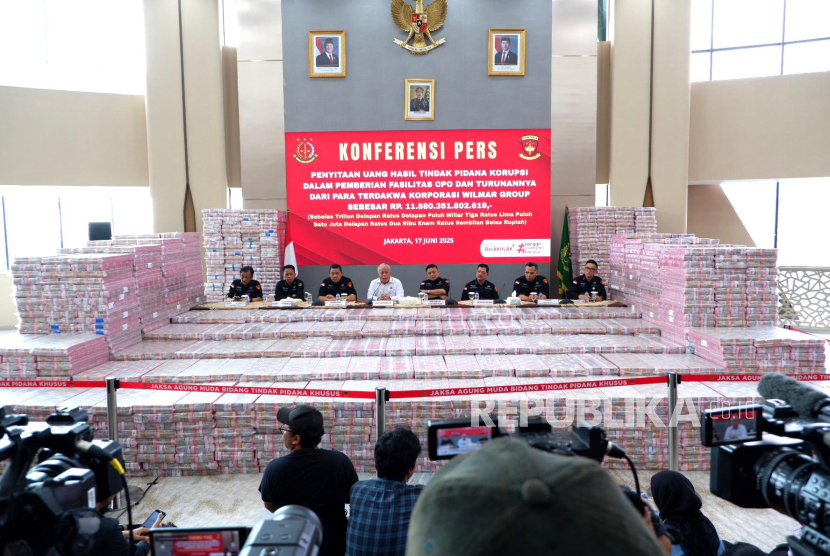 Jampidsus Kejagung menyita uang tunai setotal Rp 11,88 triliun dari terdakwa korporasi kasus dugaan korupsi ekspor CPO, Wilmar Group, Selasa (17/6/2025)..