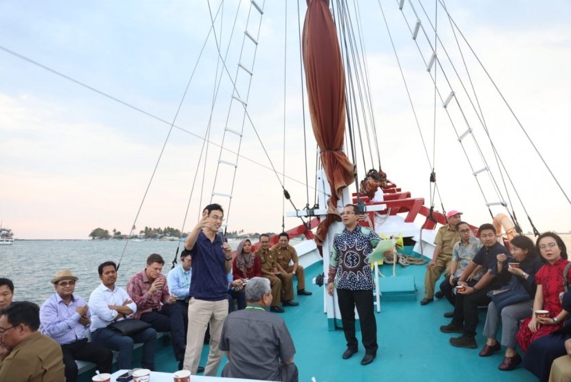Jamuan pemkot Makassar di atas kapal Pinisi saat menerima kunjungan dewan ADB Asia, Selasa (16/10).