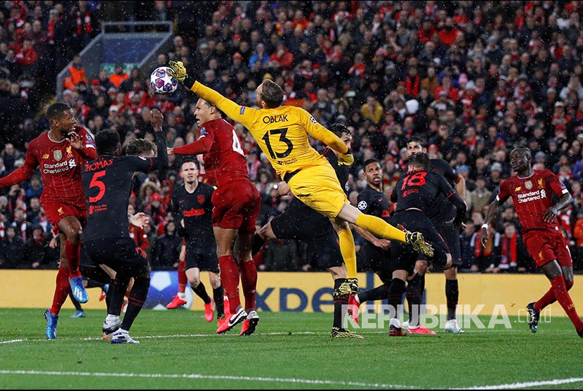 Jan Oblak menghalau bola di Anfield Stadium, Liverpool, Kamis (12/3).(Phil Noble/Reuters )