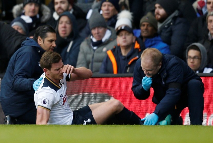 Jan Vertonghen saat dirawat tim medis Tottenham Hotspur.