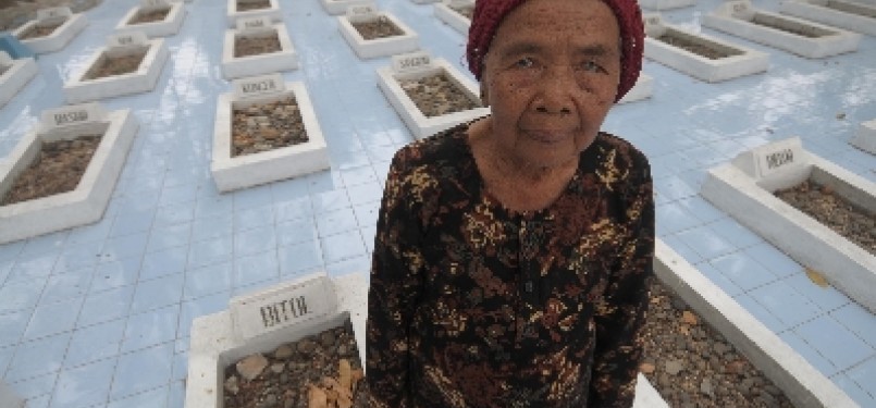 Janda korban Tragedi Rawagede, Cawi (86), diambil gambarnya usai mengunjungi makam suaminya, Bitol, di Monumen Perjuangan Rawagede, Rawamerta, Kabupaten Karawang, Jabar, Jum'at (16/9). 
