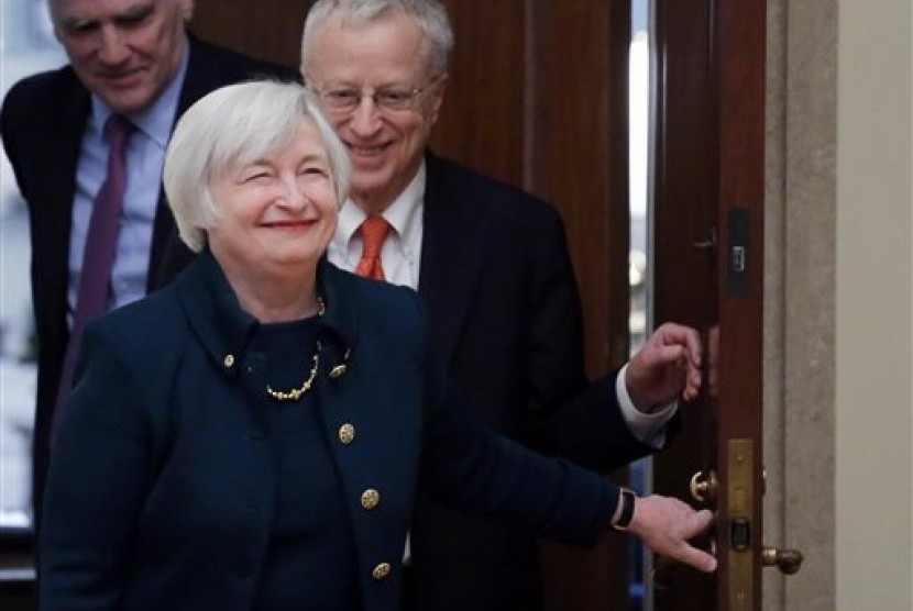 Janet Yellen (front), followed by her husband, Nobel Prize winning economist George Akerlof (file photo)