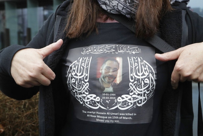 Janna Ezat, ibu dari korban penembakan di masjid Al Noor menggunakan kaus bergambar foto putranya Hussein Al-Umari. Janna hadir di pengadilan pelaku penembakan masjid di Christchurch, Selandia Baru, Jumat (14/6).